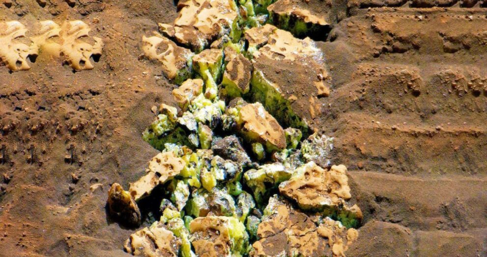 NASA’s Curiosity Unveils Unexpected Pure Sulphur Crystals