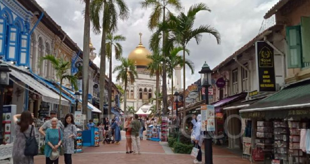 On February 18, Singapore's Minister for Development, Desmond Lee, officially opened the Gemilang Kampong Gelam Festival and Ramadan Bazaar.