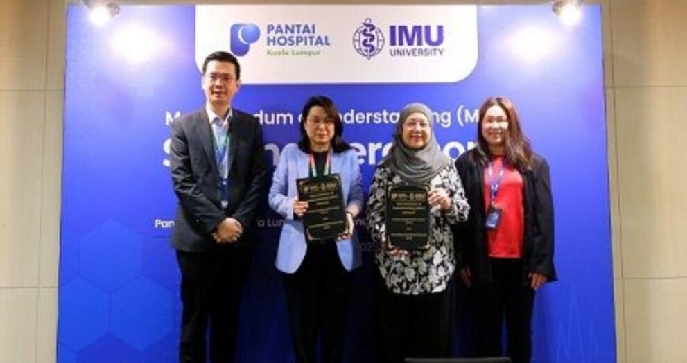 According to the Commerce Ministry, Thailand is arranging talks with Vietnam and India to address the problem of falling rice prices brought on by overstock.