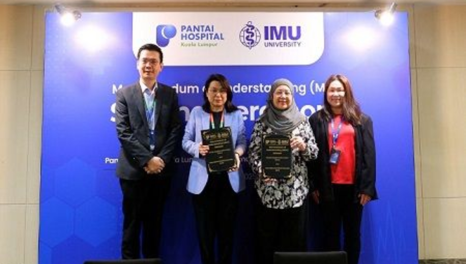 According to the Commerce Ministry, Thailand is arranging talks with Vietnam and India to address the problem of falling rice prices brought on by overstock.