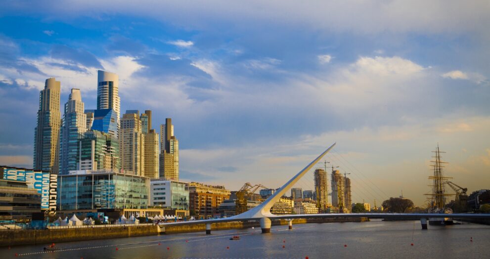 Argentina's economic activity increased by 5.7% in February 2025, the highest monthly gain in recent years. This large increase occurs at a time when structural reforms, increased investor confidence, and international backing are bearing fruit.