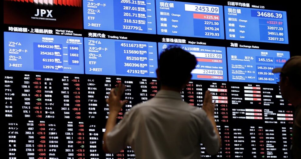 Japanese investors significantly increased their overseas equities purchases in April, investing a net 3.27 trillion yen ($22.37 billion) in international stocks, the largest monthly total since at least 2005.