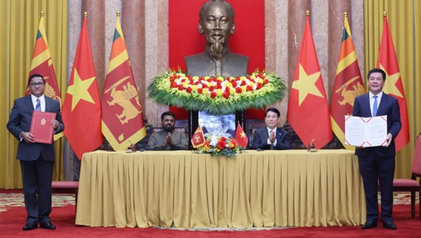 During a meeting in Hà Nội, Party General Secretary Tô Lâm expressed Vietnam's willingness to support and collaborate with Sri Lanka in accomplishing socio-economic development goals.