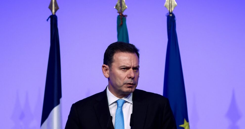 Portugal's newly elected centre-right government officially assumed office following the defeat of the Communist Party's rejection motion in Parliament.