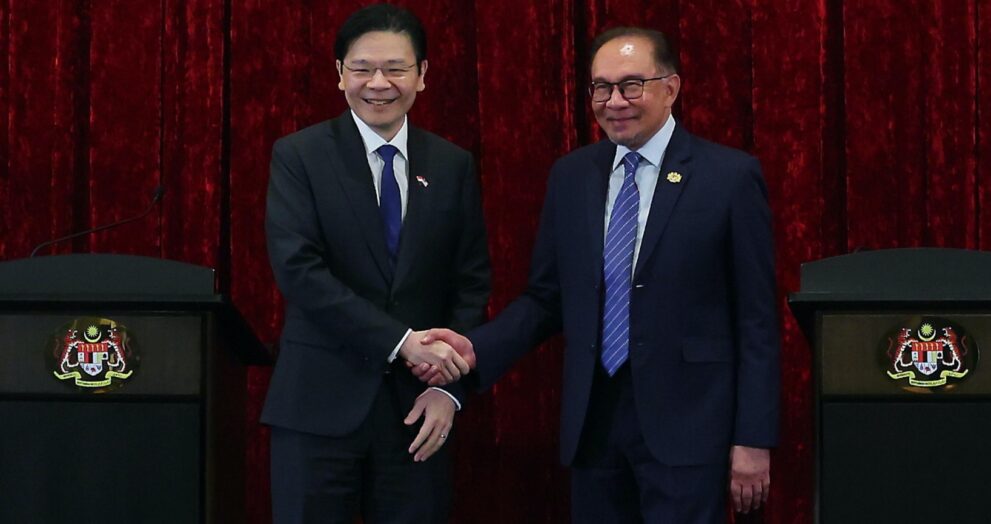 Malaysia is strengthening ties with Singapore by accelerating digital transformation in its public sector.