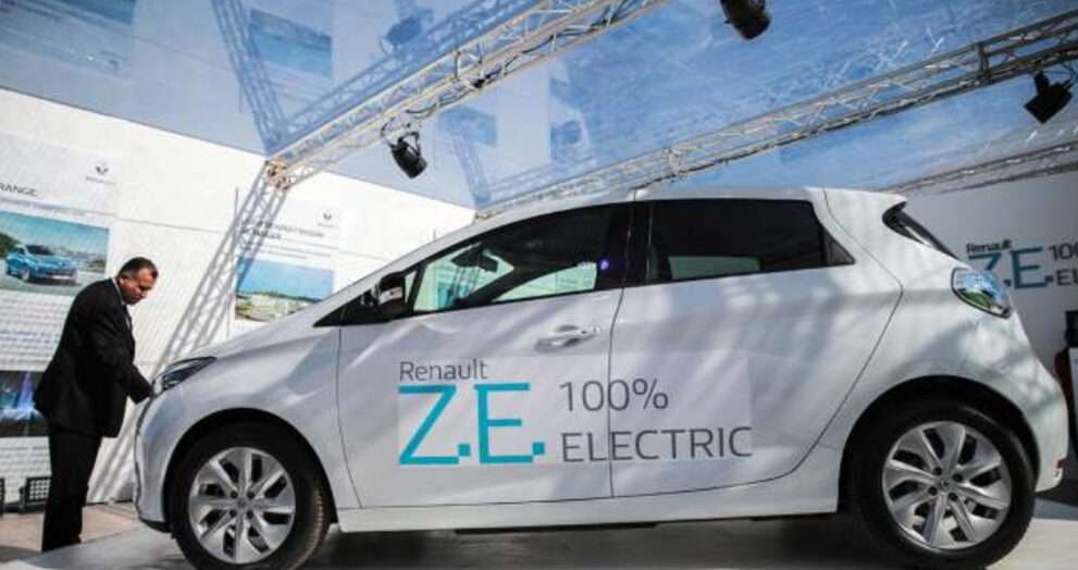 Electric car sales in Germany reached a new high in the first half of 2025, according to the German road traffic agency KBA. During this time, nearly one in every five newly registered vehicles was electric, indicating that consumers are becoming more interested in sustainable mobility. 