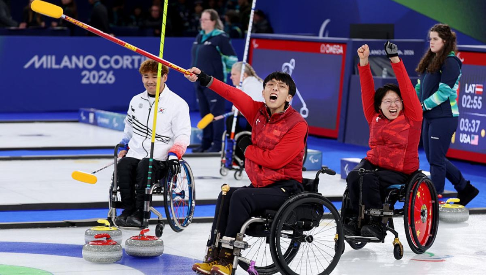 China’s mixed doubles wheelchair curling team dramatically clinched gold on Day 5 of the Milano Cortina 2026 Paralympic Winter Games, defeating the Republic of Korea in a tense final that went into an extra end.