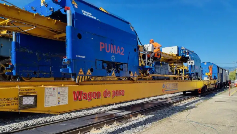 Switzerland has launched a pioneering pilot project that places removable solar panels between railway tracks, allowing trains to operate directly over solar-powered infrastructure.